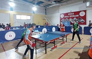 96 sporcu dereye girmek için raket salladı