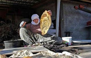 97 yaşındaki Mesude nine, 67 yıldır tandırda...