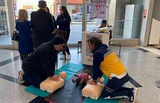 Acil Sağlık Hizmetleri Haftası çerçevesinde vatandaşlara...