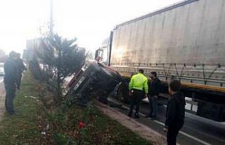 Afyonkarahisar’da tır otomobile çarptı; 3 yaralı