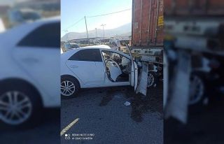 Ağrı’da otomobil tırla çarpıştı; 2 yaralı