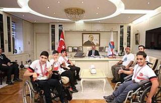 AİÇÜ Rektörü Prof. Dr. Karabulut madalya kazanan...