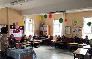 Aile okulunda ailelere eğitimler veriliyor