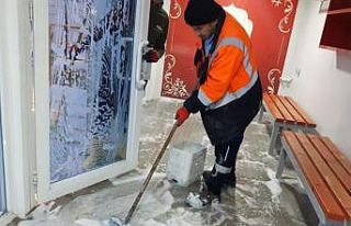 Akıllı duraklarda temizlik ve yıkama çalışması...