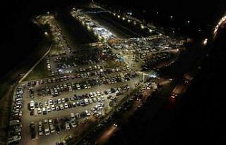 Akşam pazarına akın: Bitpazarındaki kalabalık...