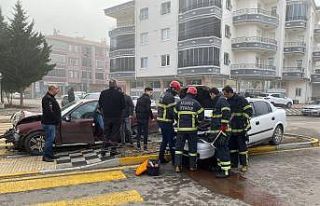 Aksaray’da 2 otomobil çarpıştı: 3 yaralı