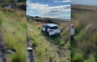 Alanya’da çarpışan otomobiller şarampole savruldu