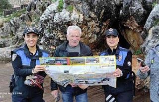 Alanya’da turistler broşürlerle bilgilendiriliyor