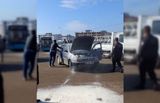 Alev alan otomobili hastanenin güvenlik görevlileri...