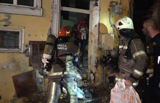 Alev alev yanan binada mahsur kalan kadını itfaiye...