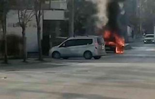 Alev alev yanan otomobil hurdaya döndü