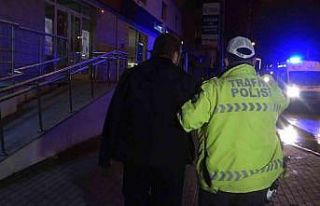 Alkollü sürücü kırık koluyla direksiyon başına...