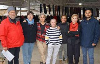 Amatör tiyatro oyuncuları pazarda hem eğitim aldı...