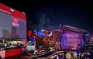 Anadolu Otoyolu’nda feci kaza: Devrilen tırda sıkışan...