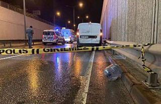 Aracına akaryakıt doldururken otomobilin çarptığı...