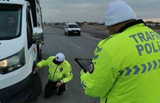 Araçların lastik dişleri bir bir ölçülüyor