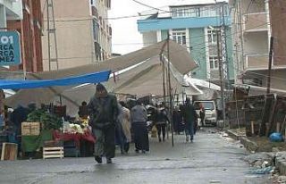 Arnavutköy’de fırtına nedeniyle bazı pazarcılar...