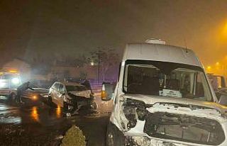 Aşırı siste işçi servisi ile otomobil böyle...