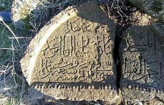 Asırlık Hazır Baba Türbesi göz göre göre yok...