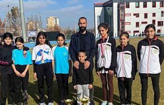 Atatürk koşusunda Talasgücü’lü atletler kürsüye...