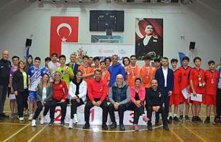 Aydın’da Badmiton Gençler Erkek Kız Turnuvası’nda...