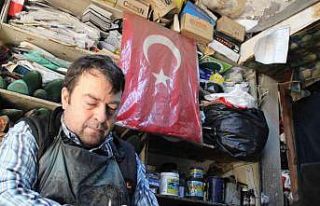 Aydınlı esnafın bayrak hassasiyeti takdir topladı