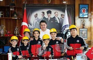 Badminton sporcuları GMİS’i ziyaret etti