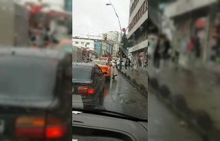 Bağcılar’da müşteri seçen taksici böyle görüntülendi