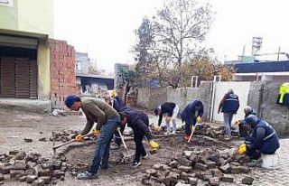 Bağlar’da kaldırım yenileme çalışmaları sürüyor
