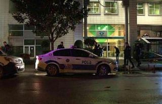 Bahçelievler’de bir adam iş merkezi önünde intihara...