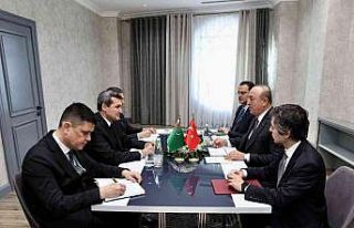 Bakan Çavuşoğlu, Türkmenistanlı mevkidaşı Meredov’la...