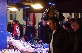 Balık tezgâhlarında yoğunluk