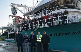 Balıkçılar yanan geminin mürettebatını kurtarma...