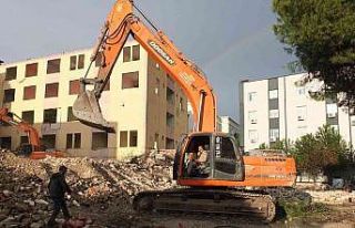 Balıkesir’de 50 yıllık devlet hastanesi yıkılıyor