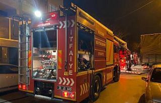 Balkonda çıkan yangın itfaiye ekipleri tarafından...