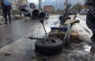 Bariyere çarpıp ters dönen otomobilden sağ çıktı