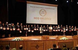 Başarılı akademisyenler ödüllendirildi