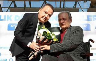 Başkan Böcek, Sakatlar Derneği Başkanı Karavural’ı...