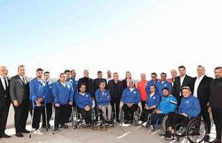 Başkan Böcek tekerlekli basketbol takımı ile buluştu