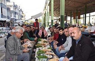 Başkan Hülya Erdem, pazarcı esnafının sofrasına...
