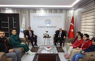 Başkan Öztürk, şampiyon öğrencileri makamında...