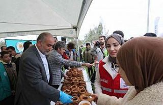 Başkan Sandıkçı’dan gençlere salep ve simit...