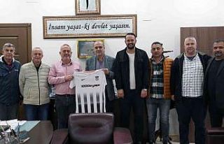 Başkan Uzundemir’e forma hediye ettiler