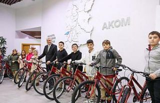 Başkan Yüce’den öğrencilere hediye bisiklet