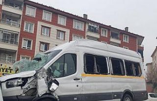 Başkentte okul servisi devrildi, faciadan dönüldü
