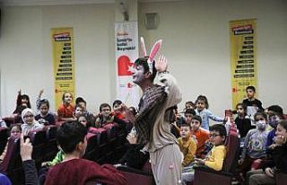 Bayraklı’da çocuklar, tiyatroda doyasıya eğlendi