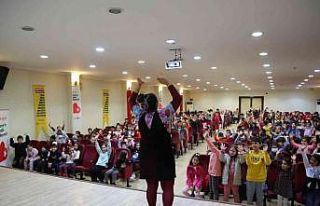 Bayraklılı çocuklar tiyatroyu sevdi