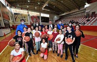 Bayraklı’nın spor sahaları yenileniyor