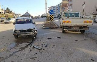 Besni’de 2 araç kafa kafaya çarpıştı