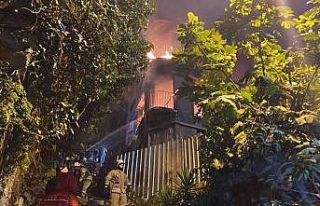 Beyoğlu’nda evsizlerin kaldığı 3 katlı metruk...